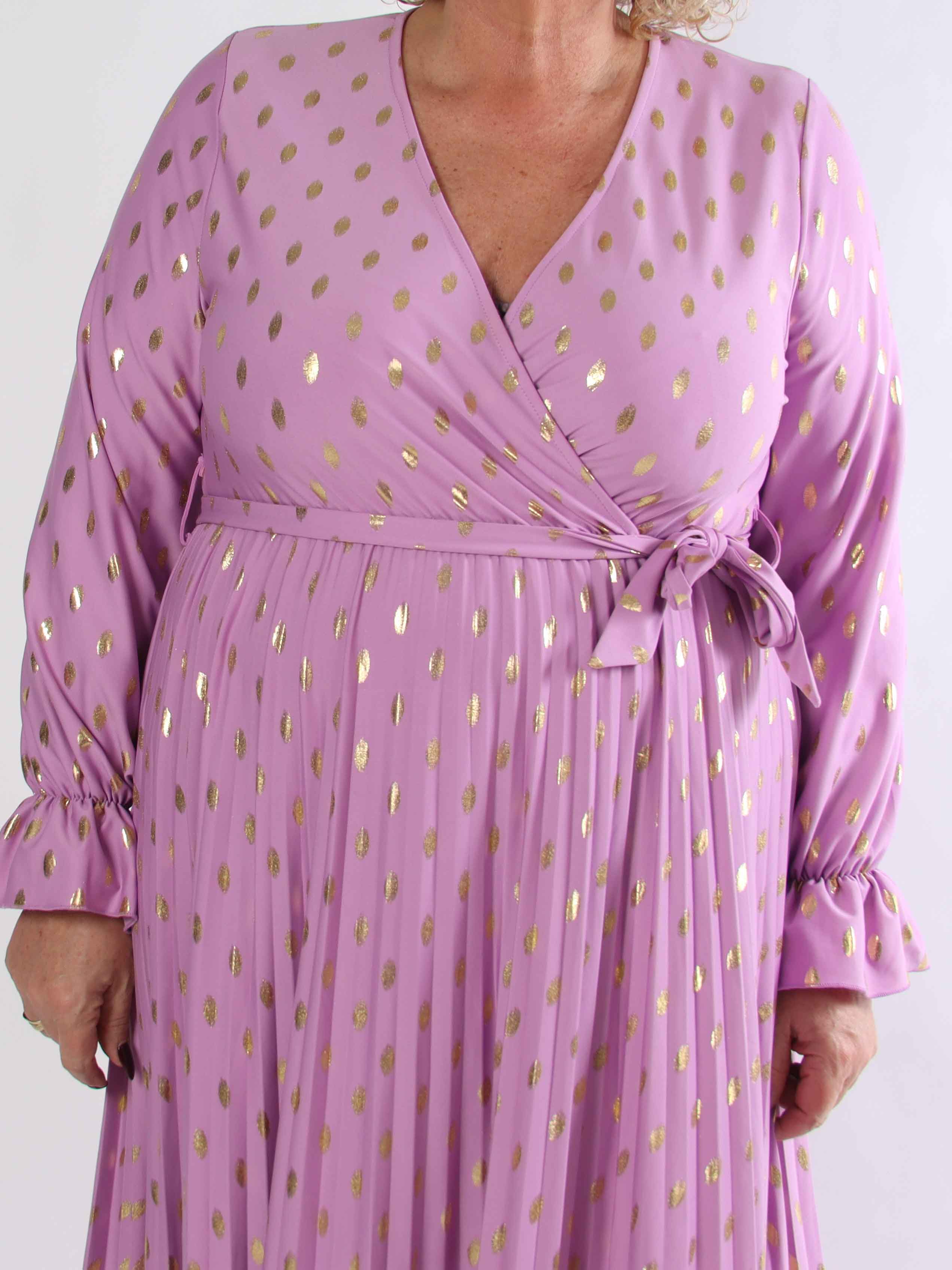 Silvija Dot - Lang plus size kjole med guld dutter og plisseret skørt